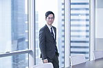 Hysan Woo, Associate